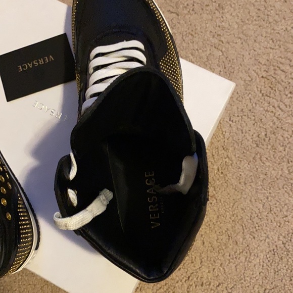 Men’s Versace sneakers - Picture 8 of 11